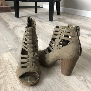 🌵 Guess cage heeled sandals